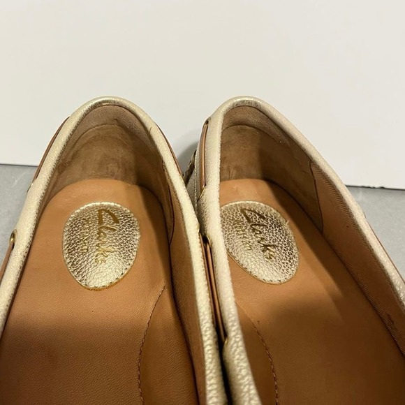 CLARKS ARTISAN Women’s Sz 6.5 Gold Metallic Leather Driving Loafers - Picture 6 of 10